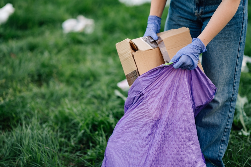 Volunteer,wearing,gloves,is,participating,in,a,cleanup,event,,collecting