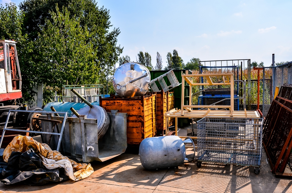 A,pile,of,junk,and,debris,,including,a,large,metal