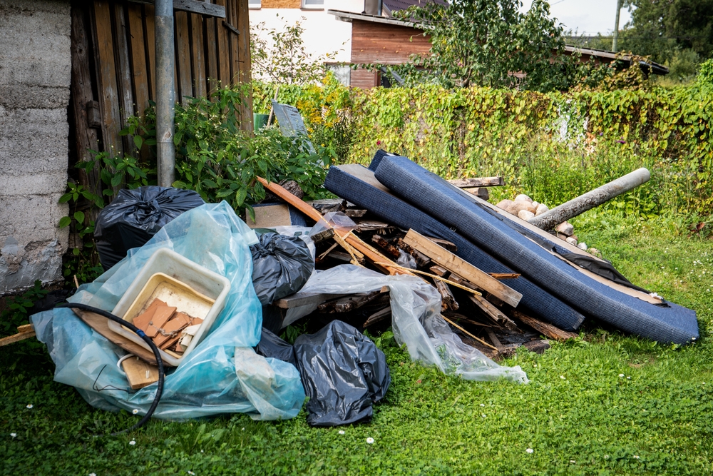 Garbage,and,a,pile,of,construction,debris,in,the,yard